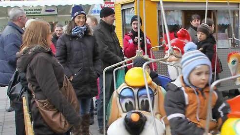 Das Karussell zieht die Kleinsten beim Jahrmarkt auf dem Zentralparkplatz magisch an ...