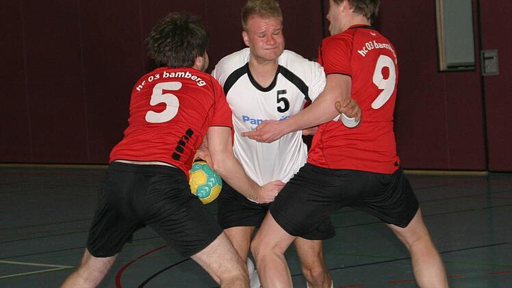 Nicht zimperlich sind die Bamberger, wenn es gilt, den Eberner Raphael Hippeli (Mitte, weißes Trikot) am Torabschluss zu hindern.