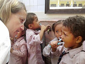 Die Zahnmedizinische Fachassistentin Sabine Behringer aus Nürnberg reiste mit ihrem Chef nach Nepal und hat den Kindern gelernt, wie man richtig Zähne putzt. Fotos: privat