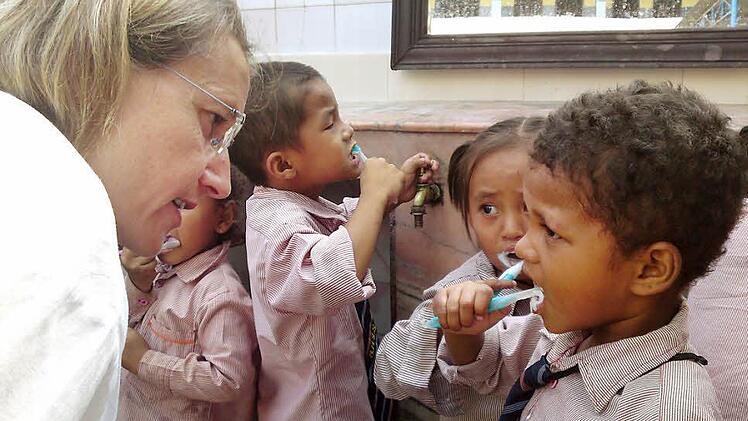 Die Zahnmedizinische Fachassistentin Sabine Behringer aus Nürnberg reiste mit ihrem Chef nach Nepal und hat den Kindern gelernt, wie man richtig Zähne putzt. Fotos: privat
