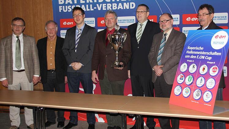Nach getaner Arbeit präsentierten Klauspeter Schmidt, Karl-Heinz Krebs, Christian Zuschke, Jürgen Hennemann, Peter Bursy und Günter Gerling (von links) Pokal und Ergebnis der Auslosung.