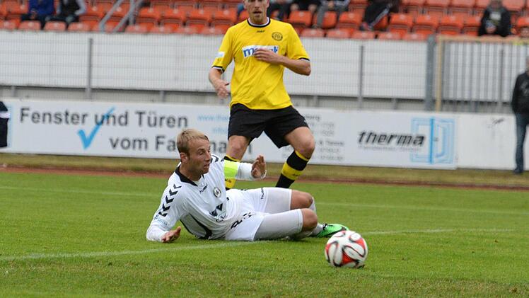Der Bayreuther Manuel Hiemer trifft zum 1:0. Den späten Ausgleich erzielte Christoph Burkhard (am Boden).