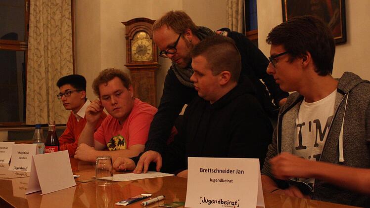 Bad Kissingen: Bei der Jugendbeiratssitzung kamen viele Ideen auf den Tisch.  Foto: Robert Huger
