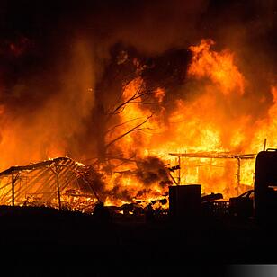 Feuer auf Campingplatz