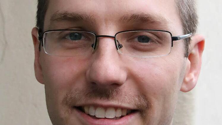 "Ich hoffe, dass ich den großen Fußstapfen gerecht werde", sagt Englerts Nachfolger Daniel Korn. Der 29-Jährige ist in Schweinfurt geboren und aufgewachsen. Bei der Einstellung spielte sein ehrenamtliches Engagement eine große Rolle: Korn spielte unter anderem beim TSV Münnerstadt Volleyball, ist mittlerweile aber wieder zu seinem Heimatverein DJK Schweinfurt zurückgekehrt. Zudem pfeift er als Handball-Schiedsrichter und betreut Golf-Nachwuchsspieler. Zu erreichen ist Daniel Korn unter Tel.: ...