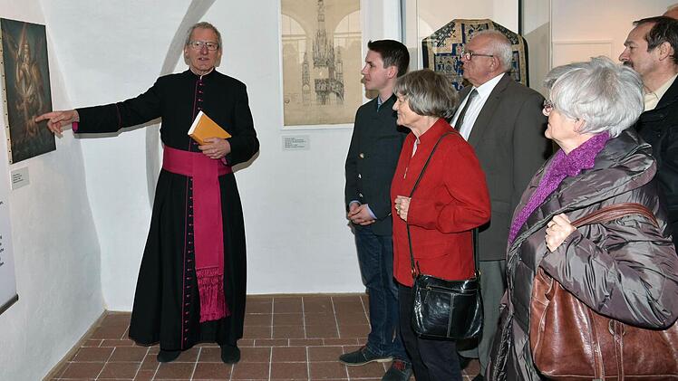 Domkapitular Dr. Jürgen Lenssen, Kunstreferent der Diözese Würzburg, erläuterte den Besuchern das Konzept, das er für das Dokumentationszentrum Sankt Michaelskapelle erstellt hat.
