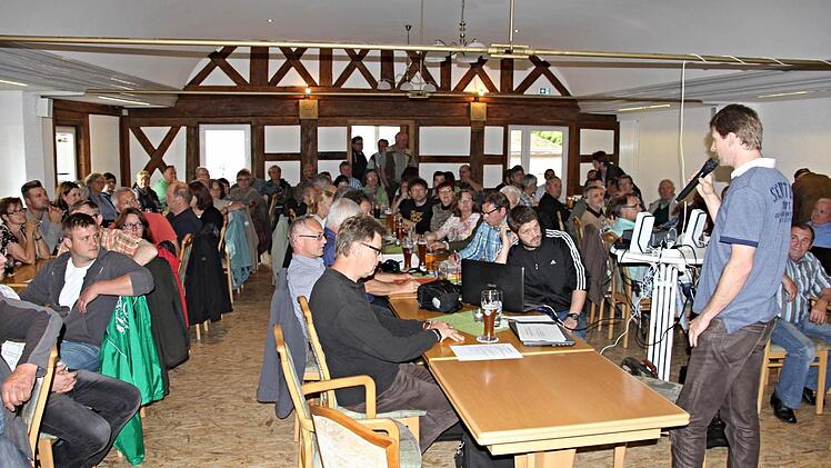 Rund 100 Zuhörer waren zu der Info-Veranstaltung gekommen.  Foto: Helmut Will