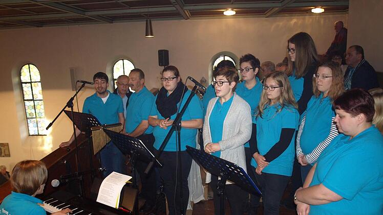 Der Minichor aus Wallenfels begeisterte mit ihren Liedern von der Empore herab.  Foto: Susanne Deuerling