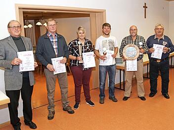 Das Foto zeigt von links den Ersten Vorsitzenden Norbert Lohnei&szlig; mit den Pokalsiegern: Hans Heinert, Natascha Wilhelm, Steffen Albrecht, Dieter Giel und den stellv. Vorsitzenden Peter Vietze Foto: privat