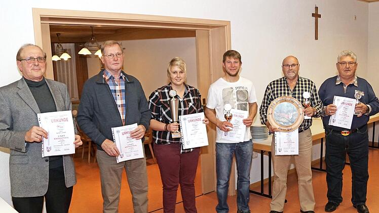 Das Foto zeigt von links den Ersten Vorsitzenden Norbert Lohnei&szlig; mit den Pokalsiegern: Hans Heinert, Natascha Wilhelm, Steffen Albrecht, Dieter Giel und den stellv. Vorsitzenden Peter Vietze Foto: privat