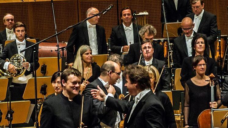 Umjubelt: Solist Frank Peter Zimmermann (links) und Chefdirigent Jakub Hru Gradša nach der Aufführung von Bohuslav Martinus 1. Violinkonzert in der Bamberger Konzerthalle.Foto: Jochen Berger