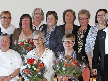 Ehrungen und Verabschiedungen gab es am Klinikum Kulmbach. Den verdienten Mitarbeiterinnen sprachen Landrat Klaus Peter S&ouml;llner (hinten links), Gesch&auml;ftsf&uuml;hrerin Brigitte Angermann (vorne links), Personalrat J&uuml;rgen K&ouml;hler (vorne, Zweiter von links) und Pflegedienstleiterin Franziska Schlegel (Dritte von rechts) ihren Dank und ihre Anerkennung aus.  Foto: privat