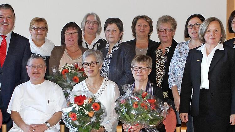 Ehrungen und Verabschiedungen gab es am Klinikum Kulmbach. Den verdienten Mitarbeiterinnen sprachen Landrat Klaus Peter S&ouml;llner (hinten links), Gesch&auml;ftsf&uuml;hrerin Brigitte Angermann (vorne links), Personalrat J&uuml;rgen K&ouml;hler (vorne, Zweiter von links) und Pflegedienstleiterin Franziska Schlegel (Dritte von rechts) ihren Dank und ihre Anerkennung aus.  Foto: privat