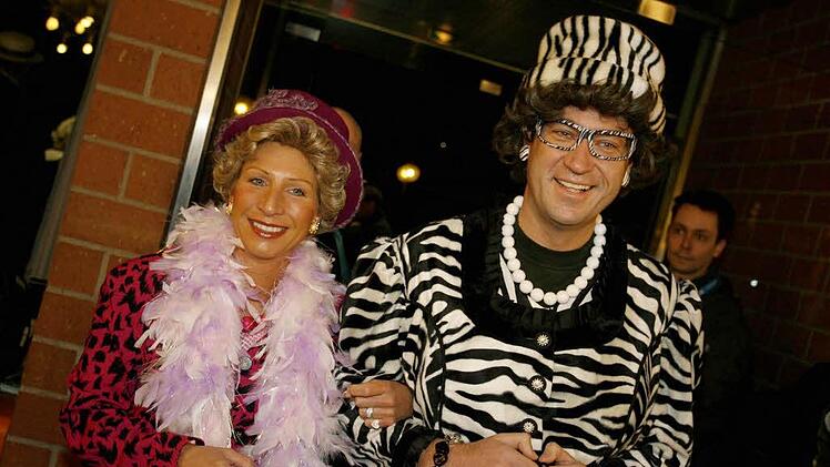 2008 verkleidet er sich mit seiner Frau als Nürnberger Kabarett-Duo "Waltraud und Mariechen". Foto: Daniel Karmann/dpa