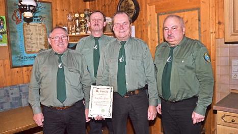 Karl-Heinz Preiß (mit Urkunde) wurde beim Angelverein "Petri Heil" zum Ehrenmitglied ernannt. Von links Josef Schmidt (Vorstandsmitglied), Ulrich Müller (1. Vorsitzender), Karl-Heinz Preiß und Jochen Wicklein (2. Vorsitzender).  Foto: K.- H. Hofmann