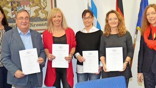 Sie wurden für 25 beziehungsweise 40 Jahre im Schuldienst mit Urkunde durch den Freistaat Bayern geehrt. Von links Schulrätin Kerstin Zapf, Reinhard Horn, Karin Hader, Andrea Hoffmann, Nina Weiß-Nenninger, Schulamtsdirektorin Gisela Rohde Fotos: K.- H. Hofmann
