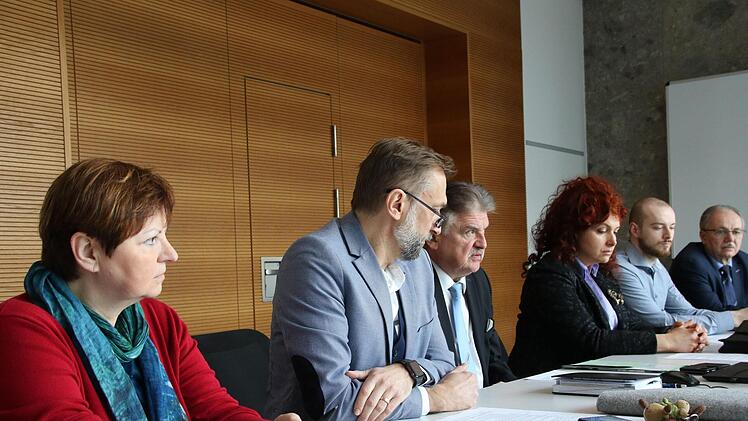 Bei einem Pressegespräch informierten (von links) Direktorin Ulrike Endres, Oliver Hempfling, Jurist am Landratsamt, Landrat Klaus Peter Söllner und die Leiterin des Gesundheitsamtes, Camelia Fiedler, über die Gründe der Schulschließung. Fotos: Alexander Hartmann