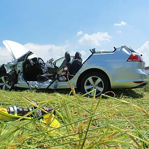 Am Freitag (11.06.2021) kam es auf der Staatsstraße 2181 bei Bayreuth zu einer schweren Kollision zwischen zwei Fahrzeugen.