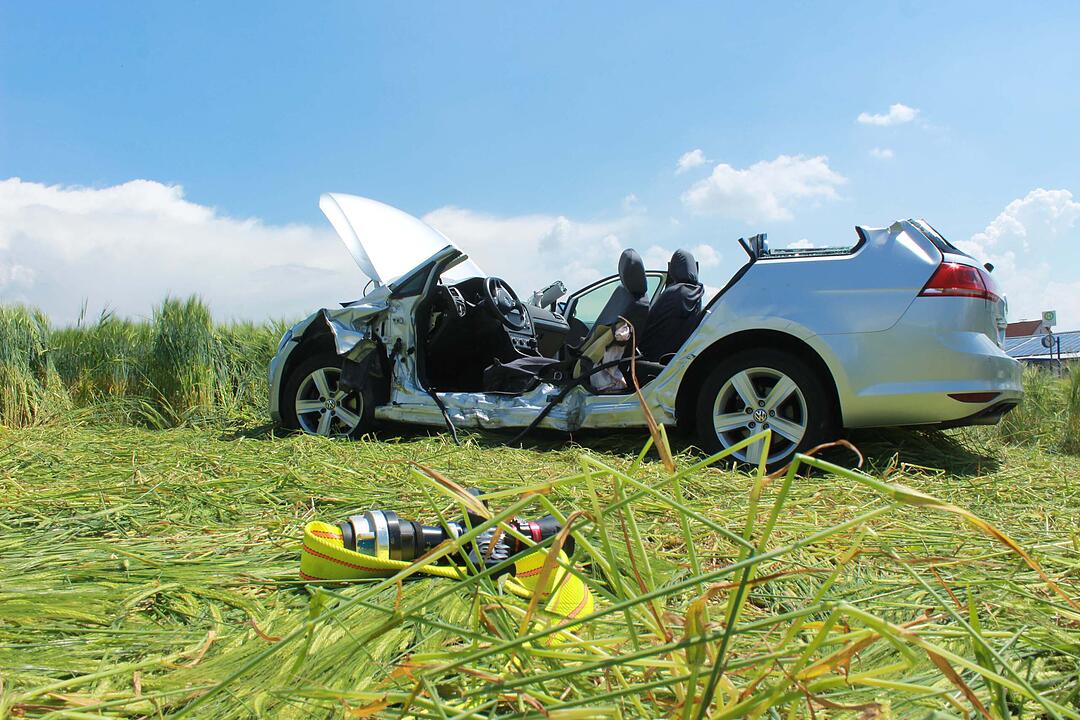 Am Freitag (11.06.2021) kam es auf der Staatsstraße 2181 bei Bayreuth zu einer schweren Kollision zwischen zwei Fahrzeugen.