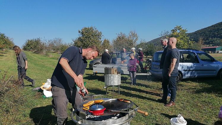 Groß war das Interesse an der Herstellung der Holzkohle. Hier am Kontiki Ofen gab es außerdem immer die Gelegenheit zum Grillen.