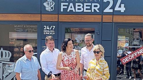 Bei der feierlichen Er&ouml;ffnung des Faber 24 haben MdB Dorothee B&auml;r, MdL Sandro Kirchner sowie stellvertretender Landrat Emil M&uuml;ller das symbolische Band mit Thomas Faber und Johanna Nemeth von der Metzgerei Faber durchgeschnitten.