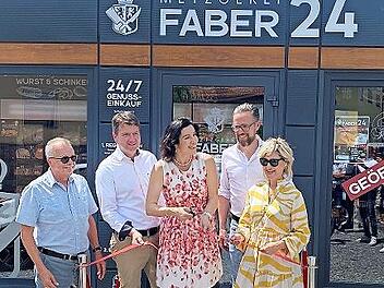 Bei der feierlichen Eröffnung des Faber 24 haben MdB Dorothee Bär, MdL Sandro Kirchner sowie stellvertretender Landrat Emil Müller das symbolische Band mit Thomas Faber und Johanna Nemeth von der Metzgerei Faber durchgeschnitten.