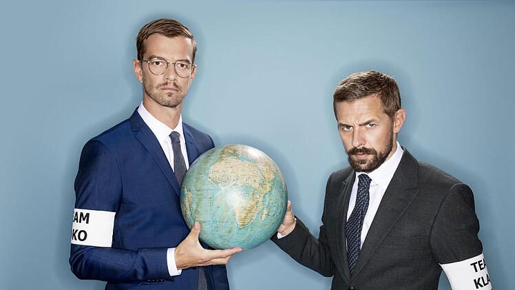 Die beiden Moderatoren beenden "Jojo gegen Klaas - Das Duell um die Welt" auf ProSieben.