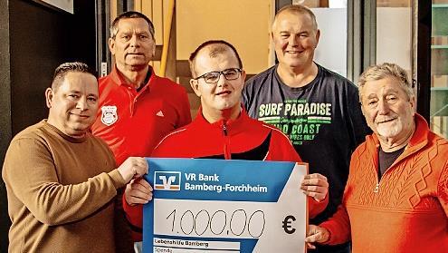 &bdquo;Hand in Hand&ldquo;-Vorsitzender G&uuml;nter Kolb (rechts) und Zweiter Vorsitzender Nick Gallenz (links) freuten sich, aus den H&auml;nden von Fanclub-Vorsitzendem Xaver Postler (Zweiter v.l.) und Vorstandsmitglied Heiner Senger (Mitte) den Scheck entgegenzunehm...