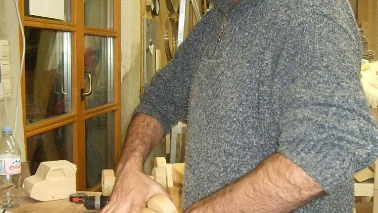 Burkhard Fischer-Petersohn setzt einen Lkw zusammen.