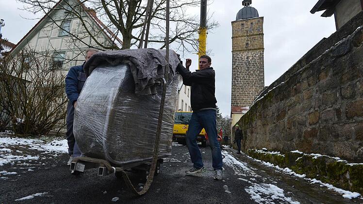 Vom Anlagenring aus ging's in einen Transporter und dann zum Schumacherhaus, wo das Instrument wieder zusammengebaut wurde.