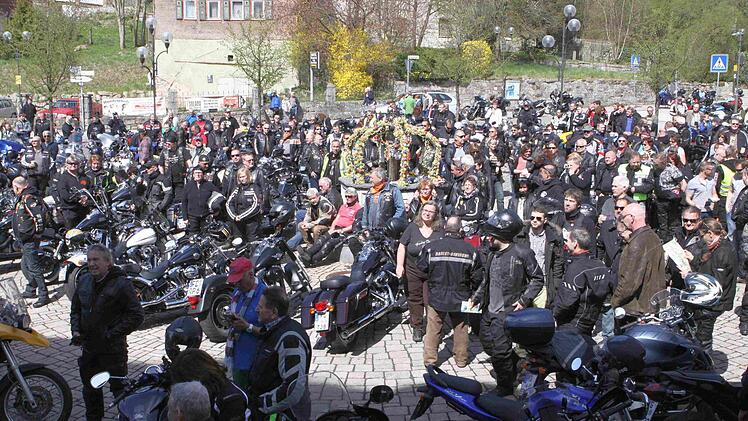 Voll bevölkert ist der Bad Brückenauer Rathausplatz. Foto: Thomas Dill