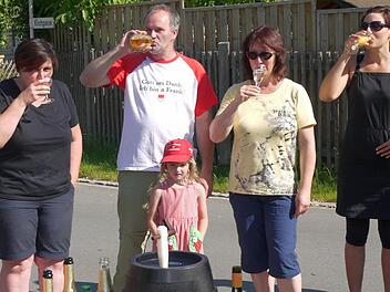 Mit einem Umtrunk haben die Bürger von Lahm und Pülsdorf ihre Bronzemedaille im Wettbewerb "Unser Dorf hat Zukunft, unser Dorf soll schöner werden" gefeiert. Foto: Berthold Köhler