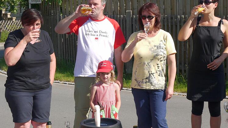 Mit einem Umtrunk haben die Bürger von Lahm und Pülsdorf ihre Bronzemedaille im Wettbewerb "Unser Dorf hat Zukunft, unser Dorf soll schöner werden" gefeiert. Foto: Berthold Köhler
