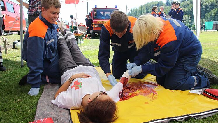 Jugendfeuerwehr Oberelldorf bei Erster Hilfe Foto: Michael Stelzner