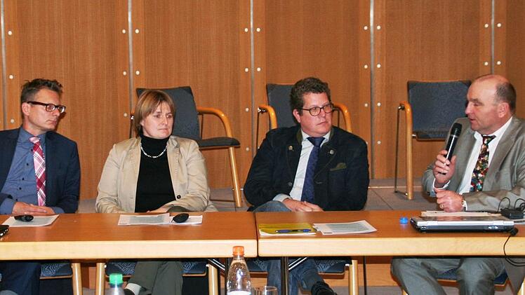 Podiumsdiskussion bei der CSU zum Freihandel mit Kurt Treumann (von links), IHK), Corina Jantke, Stefan Köhler (BBV) und Manfred Greubel.  Foto: Werner Vogel