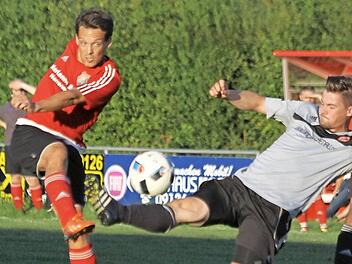 Leutenbachs Christian Kraft schießt aufs Tor, Eschenaus Niklas Horlamus kommt zu spät: 0:3.  Foto: Uwe Kellner