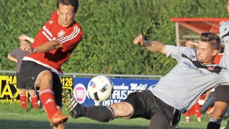 Leutenbachs Christian Kraft schießt aufs Tor, Eschenaus Niklas Horlamus kommt zu spät: 0:3.  Foto: Uwe Kellner