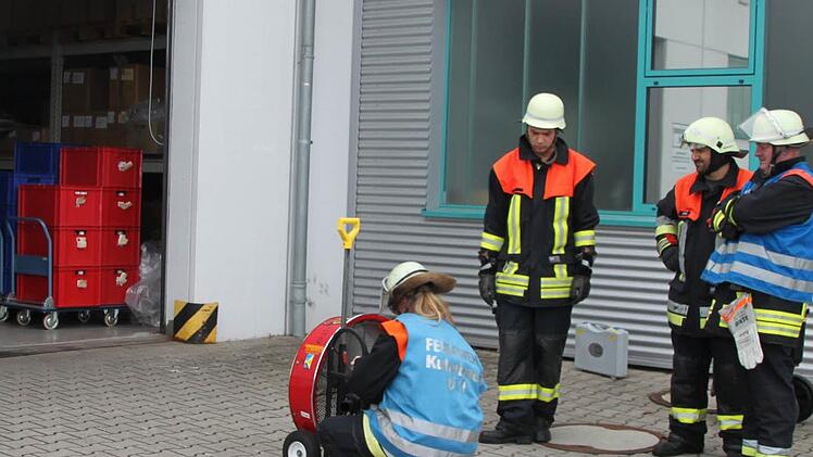 Die Feuerwehr belüftet die verqualmten Räume. Foto: Stephan Tiroch