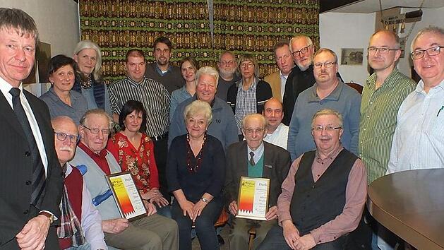 Heimatvereinsvorsitzender Georg Römer (sitzend vorne rechts) mit seinem Führungsteam und ausgezeichneten Mitgliedern.  Foto: Karsten Wiese
