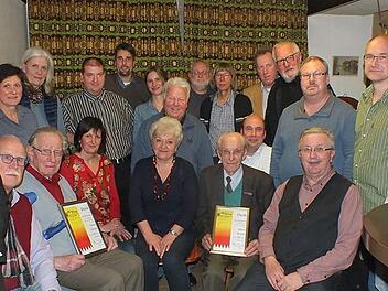 Heimatvereinsvorsitzender Georg Römer (sitzend vorne rechts) mit seinem Führungsteam und ausgezeichneten Mitgliedern.  Foto: Karsten Wiese