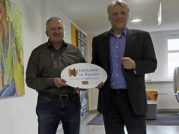Vertrauensmann für Schwerbehinderte Uwe Glätzer und Pressesprecher Manfred Gawlas sind stolz auf das Engagement bei Baur.  Foto: Jutta Rudel