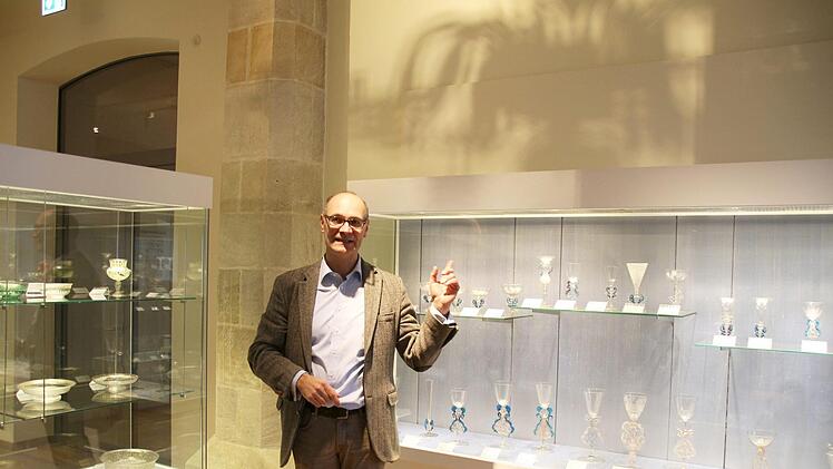 Sven Hauschke im März 2018 bei einem Vorabblick in die neugestaltete Sammlung historischen Glases. Carolin Herrman