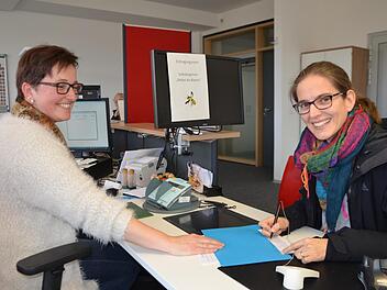 Georgia Courtney-Lux (rechts) trägt sich bei Marion Zitzmann im Bürgerbüro in die Liste ein.  Foto: Bernhard Panzer
