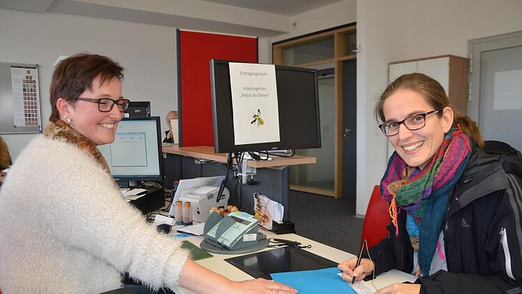 Georgia Courtney-Lux (rechts) trägt sich bei Marion Zitzmann im Bürgerbüro in die Liste ein.  Foto: Bernhard Panzer