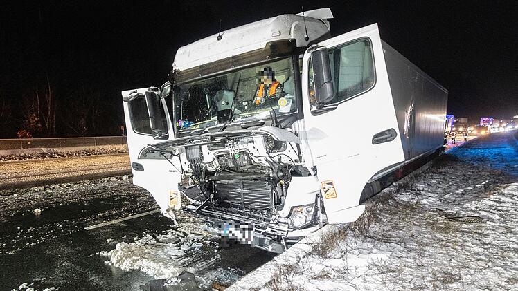 Unfall auf der A9 bei Bayreuth: Lkw prallt gegen Betonwand