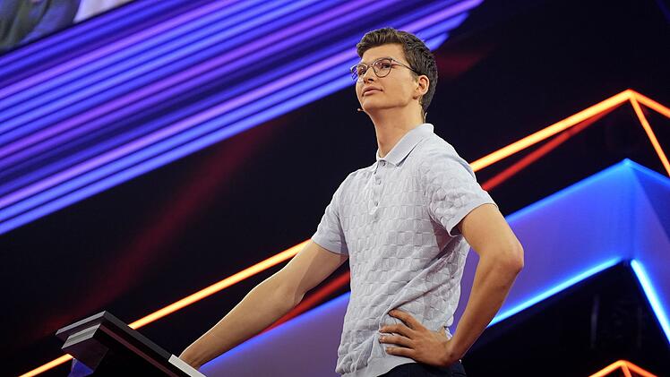 Student Simon versch&auml;tzt sich bei einer Frage nach dem Klopapierverbrauch.