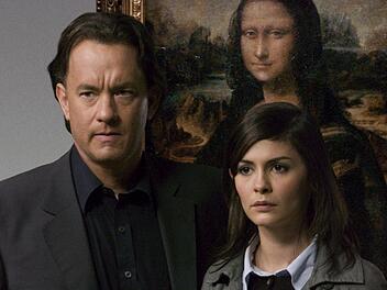In der vor 20 Jahrene erschienenen Bestseller-Verfilmung "Der Da Vinci Code - Sakrileg" r&auml;tseln Tom Hanks und Audrey Tautou, welches Geheimnis die "Mona Lisa" verbirgt. Die Kritik zerriss den Film, und auch Hauptdarsteller Hanks h&auml;lt ihn f&uuml;r "Quatsch".