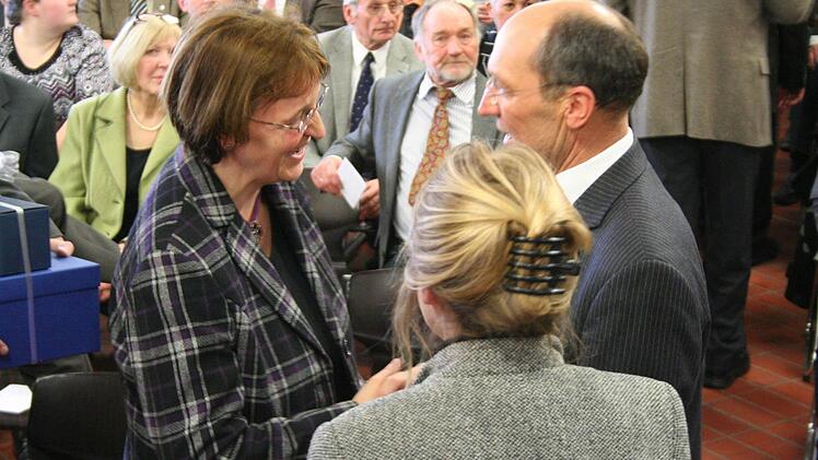 Schulamtsrätin Irene Fina übergibt Bruno Buchen und seiner Frau die besten Wünsche für die Zukunft.