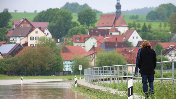 Die Straße zwischen Busendorf und Gleusdorf (Hintergrund) war überflutet und für den Verkehr gesperrt. Lediglich den Hochwassersteg konnten Fußgänger passieren.