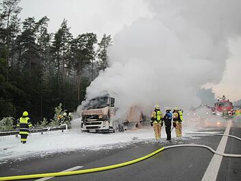 Ein brennender Lkw auf der A73 zwischen Bamberg und Hirschaid hat am Mittwochabend zu einer Vollsperrung der Autobahn in Fahrtrichtung Nürnberg geführt. Foto: Ferdindand Merzbach